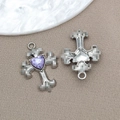 Versilberter Kreuzanhänger mit violettem Herzkristall und Öse für DIY-Schmuck - Herz Violetter Strass Kreuz (16805)