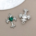 Silberner Kreuzanhänger mit grünem Herz-Edelstein für DIY-Schmuckherstellung - Herz Grüner Strass Kreuz (16807)