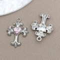 Silberner Kreuzanhänger mit rosa Herz-Zirkon und floralen Lilien-Details - Herz Rosa Strass Kreuz (16809)