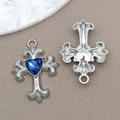 Versilberte Kreuzanhänger mit blauem Herz-Kristall für DIY-Schmuckherstellung - Herz Königsblauer Strass Kreuz (16811)