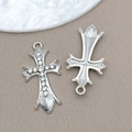 Versilberter Zinklegierung Kreuzanhänger mit funkelnden Kristallen und feiner Metallstruktur - Großer Strass Kreuz (15946)