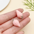 Hellrosa Erdbeer-Anhänger aus Harz für DIY-Schmuck mit realistischer Textur - 21x11mm Rosa Erdbeere