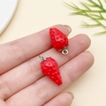 Leuchtend rote Erdbeeranhänger aus Harz mit grünen Blättern für DIY Schmuck - 12x20mm Mini Rote Erdbeere