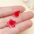 Rode acryl bloembedeltjes voor DIY-sieraden, getoond in de hand voor maataanduiding - Rood Oranje Gradiënt (22010)