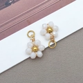 DIY Schmuckanhänger Set mit zwei weißen Perlen Gänseblümchen und goldenen Akzenten - Einfarbig Weiß Gänseblümchen Strass Blume (T1246)