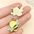 Cartoon bij hanger van legering voor DIY sieraden met geel emaille en gouden metalen zijde - 2.3cm x 2.1cm / Cartoon Insect Bij (23019)