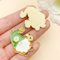 Emaille kabouter hanger met bij en getextureerde gouden achterkant voor sieraden maken - 3,5 cm x 2,8 cm / Groene Kabouter Honingraat (23022)