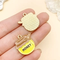 Geel emaille honingpot hanger van legering met honing tekst en strik voor sieraden - 2.1cmx2.1cm / Strik Honingpot (23023)