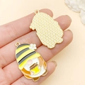 Kabouter bij emaille bedeltje met geel gestreepte hoed en honingpot voor sieraden - 3,5 cm x 2,1 cm / Honingpot Kabouter (23026)