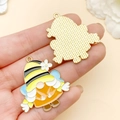 Cartoon bij gnome emaille hanger in geel en zwart voor doe-het-zelf sieraden - 3,5cm x 3,2cm / Imker Kabouter (23028)