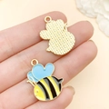 Cartoon bij hanger van legering met gele strepen en blauwe hartvleugels voor DIY sieraden - 2.4cmx1.7cm / Grote Hart Bij (23029)