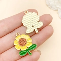 Gouden emaille zonnebloem hanger met gele blaadjes en groene bladeren voor DIY sieraden - 2.6cm x 1.9cm / Gele Zonnebloem Stijl (23030)