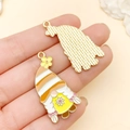 Cartoon kabouter hanger met geel emaille en gouden metalen achterkant voor DIY sieraden - 3,6 cm x 1,8 cm / Gele Vlechten Kabouter (23032)