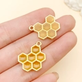 DIY-sieradenbedelset met goudkleurig honingraatontwerp en amberkleurige oliedruppelhars - 1,7 cm x 2,1 cm / Lichtgele Dubbelzijdige Honingraat (23151)