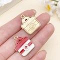 EHBO-tas hanger in gouden legering en rood emaille voor DIY-sieraden maken - Rode Medicijnendoos (23060)
