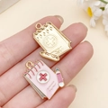 Roze emaille medisch notitieboekje en gouden metalen bedeltje voor DIY sieraden maken - Roze Casusboek (23061)