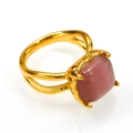 Detalle macro de anillo dorado de doble capa con piedra cuadrada rosa ojo de gato - US 6 / Dorado Piedra de Ojo de Gato Rosa
