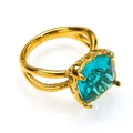 Detalle de anillo cóctel con gema cuadrada verde azulado y garras doradas grabadas - Oro Circonita Azul Aqua