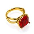 Detalle macro de un anillo de rubí rojo cuadrado con banda dorada dividida y tallados - Oro Circonita Roja