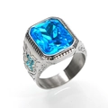 Gros plan détaillé d'une bague avec pierre bleue rectangulaire et anneau en acier ciselé - US 7 / Acier