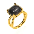 Vista detallada de un anillo dorado con una gran piedra negra rectangular y garras orgánicas - Dorado Piedra de Ojo de Gato Negra