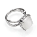 Detalle de anillo de piedra de luna cuadrada plateada con diseño de banda doble hueca - Plata Ojo de Gato Blanco