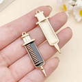 DIY spuitvormige bedels van legering in goud en zwart-goud met realistische details - Grote KC Goud Zwarte Spuit (23230)