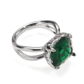 Detalle de anillo con gema verde corte esmeralda y diseño de vid grabado - Plata con circón verde