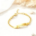 Bracciale a barra in acciaio dorato con incisione 'I Am A Child Of God' su sfondo bianco - Oro