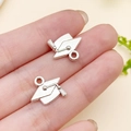 Silberne Doktorhut-Anhänger für DIY-Schmuck auf Fingerspitzen für die Größe gezeigt - Bachelorgut (21427)