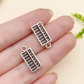 Miniatur Antik-Silber Abakus Anhänger für DIY-Schmuck auf einer Fingerspitze gezeigt - Doppelseitiger Kleiner Abakus (23367)