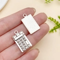 Vintage Silber Taschenrechner Anhänger mit Zahlenprägung für DIY-Schmuck - Retro Taschenrechner (23370)