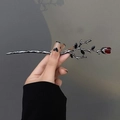 Bacchetta per capelli gotica nero-argento con bocciolo di rosa rossa e foglie scure - Rosa Rossa
