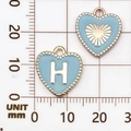 Lichtblauwe emaille hartvormige bedel met gouden letter H en zonnestraal patroon - Letter H / Meerblauw