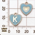 Gouden hartvormige hanger met emaille en letter K in lichtblauw op een meetraster - Letter K / Meerblauw
