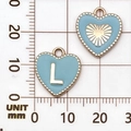 Lichtblauwe emaille hartvormige bedel met gouden letter L op een millimeter matje - Letter L / Meerblauw