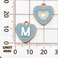 Hemelblauwe emaille hart hanger met letter M en gouden rand getoond in maat van 12mm - Letter M / Meerblauw