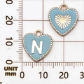 Lichtblauwe emaille hartvormige hanger met gouden letter N en golvende rand - Letter N / Meerblauw