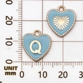 Lichtblauwe emaille hart hanger met gouden letter Q en zonnepatroon op een liniaal - Letter Q / Meerblauw