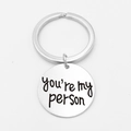 Primo piano di un portachiavi in acciaio inossidabile argento con la frase You're my person - Stile You're My Person