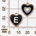 12mm zwarte hart hanger met gouden letter E en tandrad rand op een meetlat bord - Letter E / Zwart