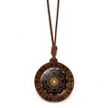 Collier ethnique avec pendentif Sri Yantra en bois et cordon marron sur fond blanc - Motif Sri Yantra (XSWX7242-1)