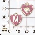 Roze emaille hartvormige hanger met gouden letter M voor DIY sieraden maken projecten - Letter M / Roze