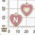 Roze emaille hartvormige bedels met gouden letter N en zonnestraalpatroon in 15mm - Letter N / Roze
