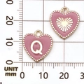 Roze hartvormige hanger met gouden letter Q en kralenrand op meetschaal - Letter Q / Roze