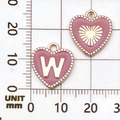 Roze hartvormige emaille hanger met gouden letter W en geribbelde textuur op schaal - Letter W / Roze