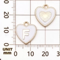 Gouden hartvormige hanger met letter F en wit emaille op een 12mm rasterschaal - Letter F / Wit