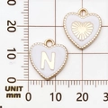 Gouden hartvormige hanger letter N met wit emaille afwerking en kralenrand detail - Letter N / Wit