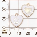 Witte emaille hartbedeltje met gouden letter Q en kralenrand op een schaalverdeling - Letter Q / Wit