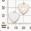 Gouden hartvormige hanger met wit emaille en letter S op een meetrooster - Letter S / Wit